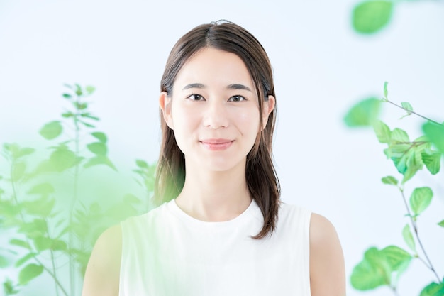 mujer joven rodeada de plantas