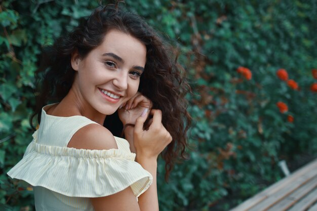 Mujer joven romántica con una sonrisa adorable