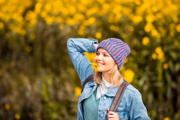 Mujer joven en un romántico paisaje otoñal.