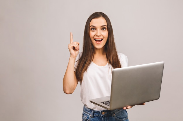 Mujer joven en ropa casual con laptop