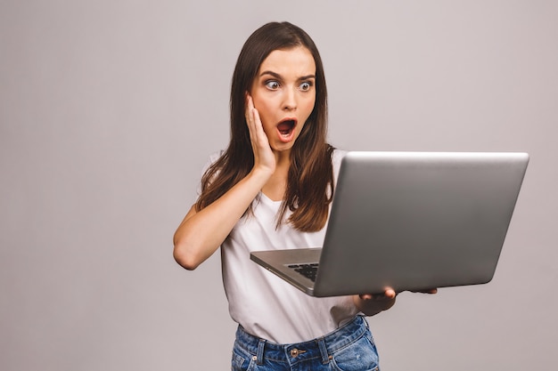 Mujer joven en ropa casual con laptop