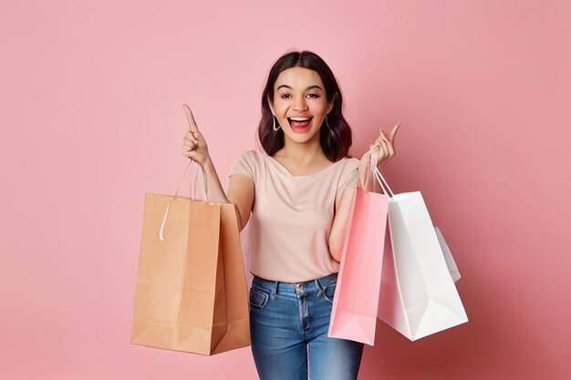 Mujer joven con ropa casual sostiene papel de compras envasado fsdfgbn