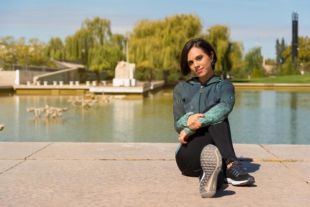 Mujer joven en ropa deportiva estirando exceso Concepto de estilo de vida activo espacio de enfoque selectivo para copiar