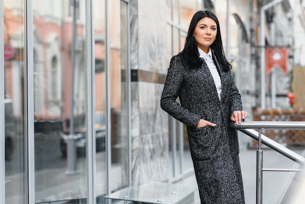 Mujer joven con ropa elegante en la ciudad