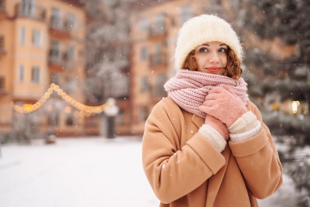 Mujer joven en ropa de estilo de invierno posando en el mercado callejero  festivo clima frío moda de invierno