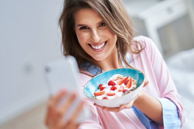 mujer joven, en, ropa interior, comida, cereales