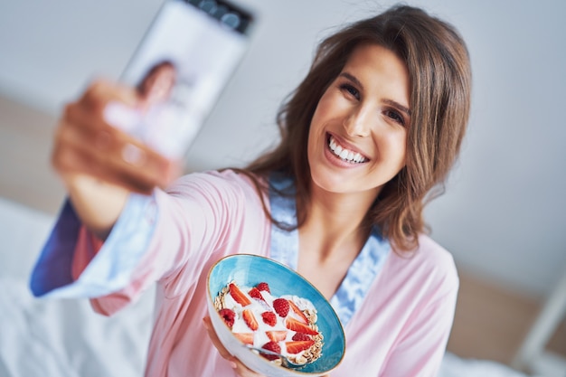 mujer joven, en, ropa interior, comida, cereales