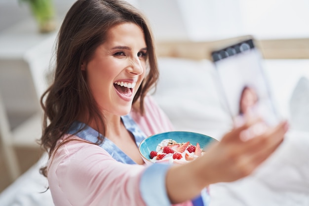 mujer joven, en, ropa interior, comida, cereales