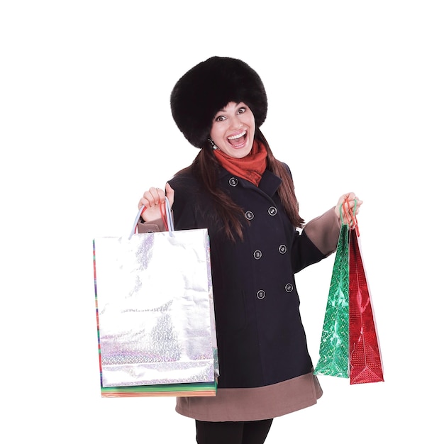 Mujer joven en ropa de invierno con bolsas de la compra.