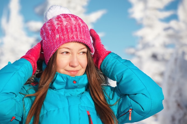 Mujer joven en ropa de invierno