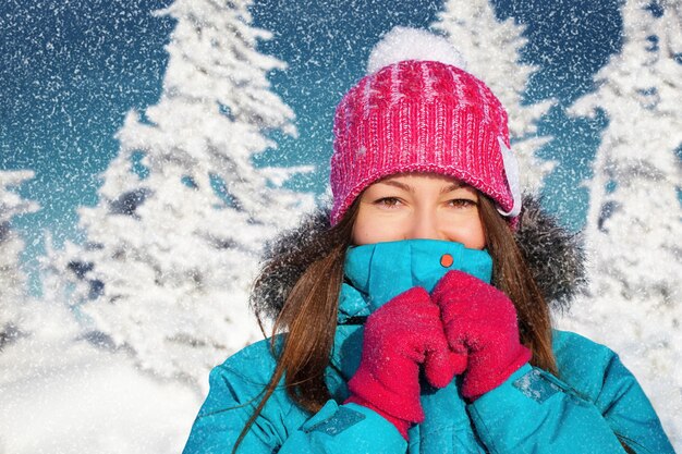 Foto mujer joven en ropa de invierno