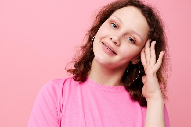 Mujer joven Ropa juvenil posando estilo moderno color rosa fondo inalterado