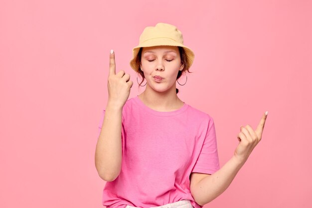 Mujer joven Ropa juvenil posando estilo moderno Estilo de vida inalterado