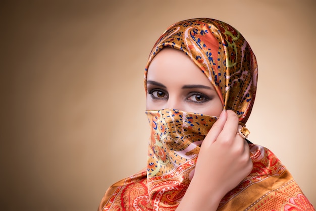 Mujer joven en ropa musulmana tradicional