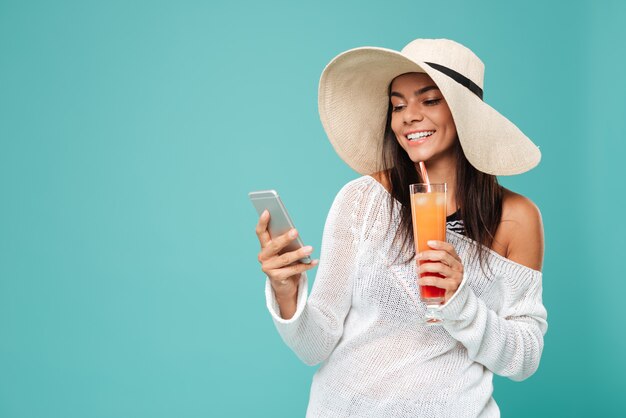 Mujer joven en ropa de playa con teléfono