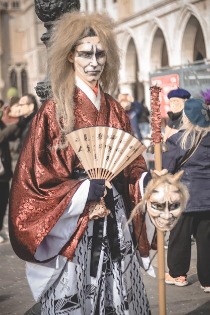 Foto mujer joven con ropa tradicional