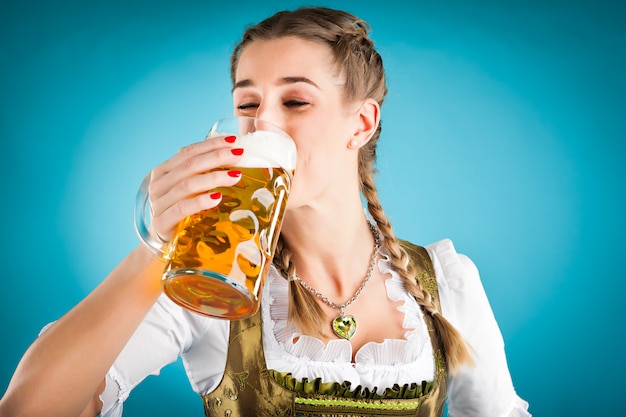 Foto mujer joven en ropas tradicionales - dirndl o tracht