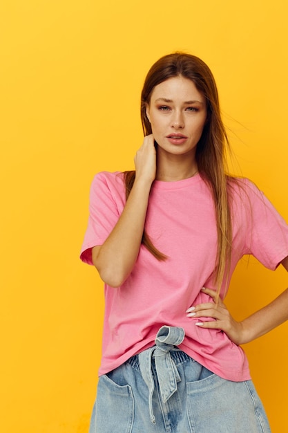 Mujer joven rosa camisetas y pantalones cortos de mezclilla posando fondo aislado