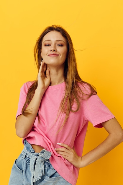 Mujer joven rosa camisetas y pantalones cortos de mezclilla posando fondo aislado