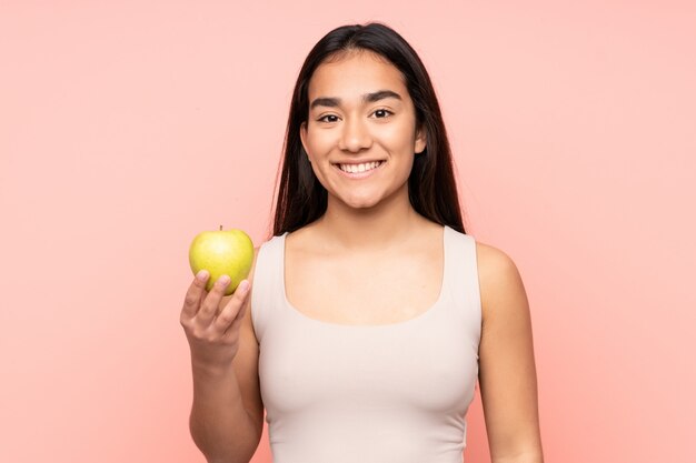 Mujer joven en rosa con una manzana