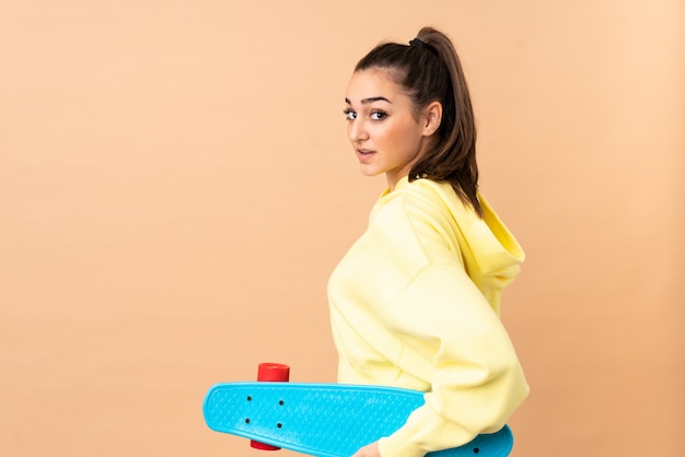 Mujer joven en rosa con un patín