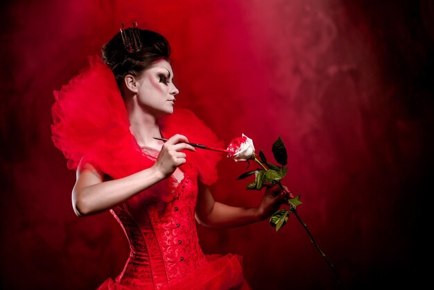 Foto mujer joven con una rosa