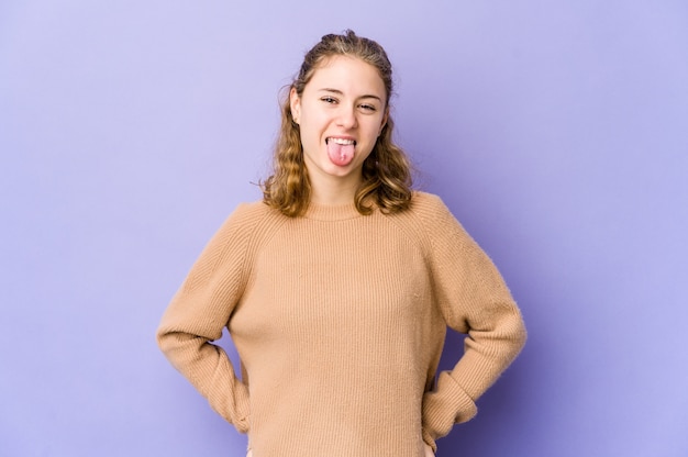 Mujer joven sacando la lengua