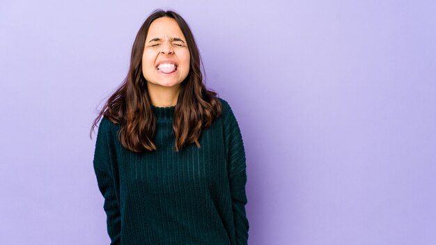 Foto mujer joven sacando la lengua