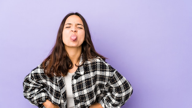 Mujer joven sacando la lengua