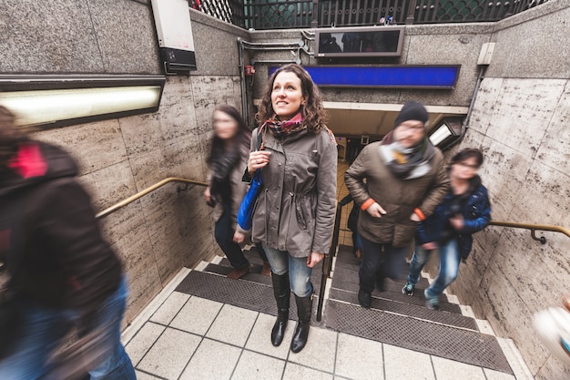 Mujer joven en la salida de metro en Londres