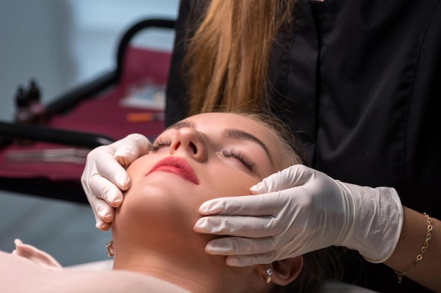 Mujer joven en un salón de belleza La esteticista realiza un procedimiento de limpieza facial