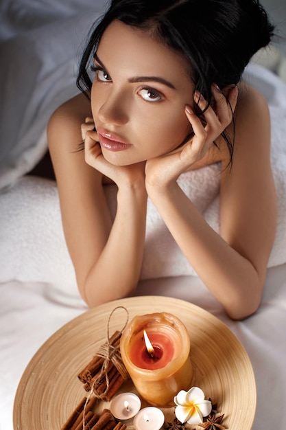 Foto mujer joven en el salón de spa.