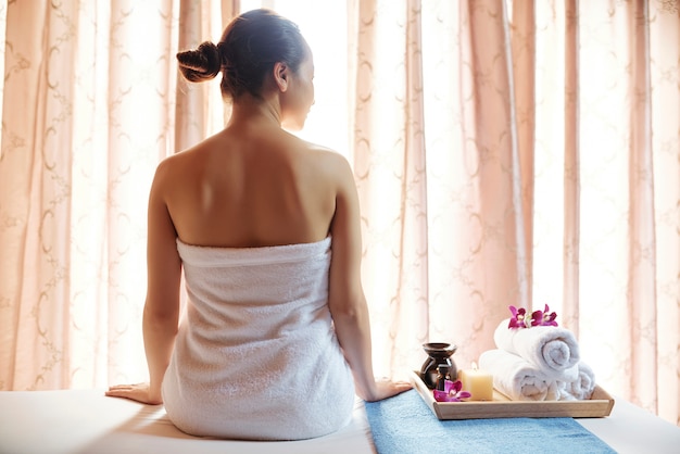 Mujer joven en el salón de spa