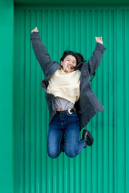 Foto mujer joven, saltar al aire libre