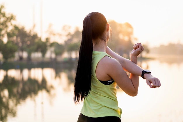 Foto mujer joven sana calentamiento al aire libre deporte y recreación