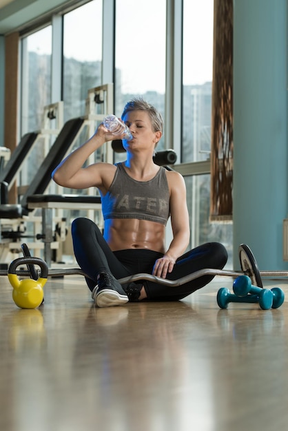 Mujer Joven Sana Descansando Y Bebiendo Agua En Club Saludable