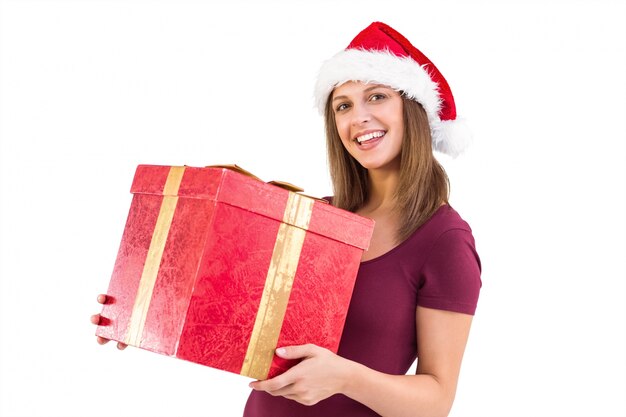 Mujer joven en santa sombrero con caja de regalo