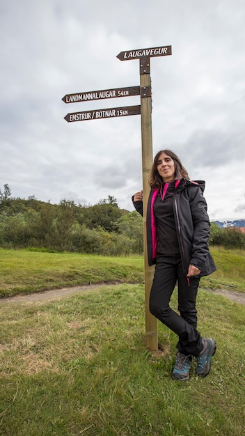 Una mujer joven en la señal thorsmork de 54 km de la caminata de 4 días a landmannalaugar islandia