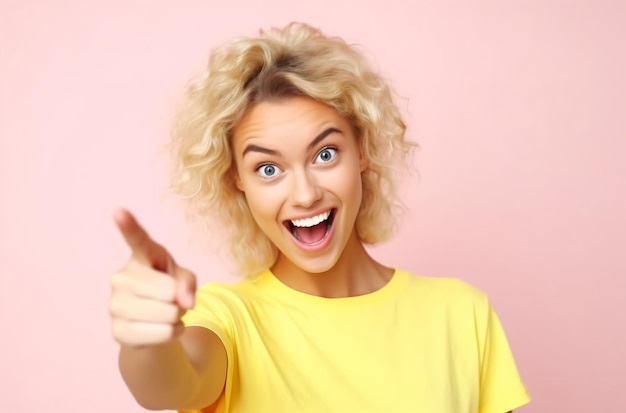 Mujer joven señalando con el dedo en el fondo rosa del estudio