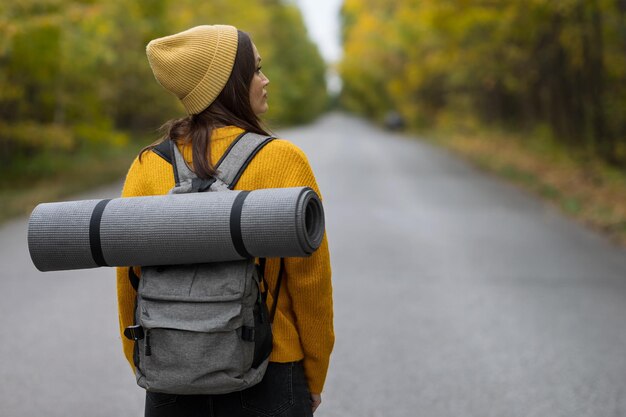 mujer joven, senderismo, en, bosque, en, otoño, un