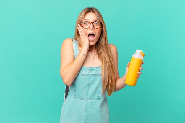 Mujer joven con una sensación de batido conmocionada y asustada