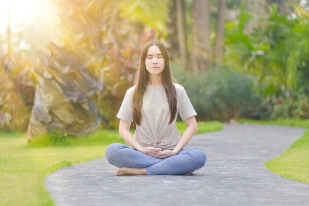 Foto mujer joven sentada al aire libre