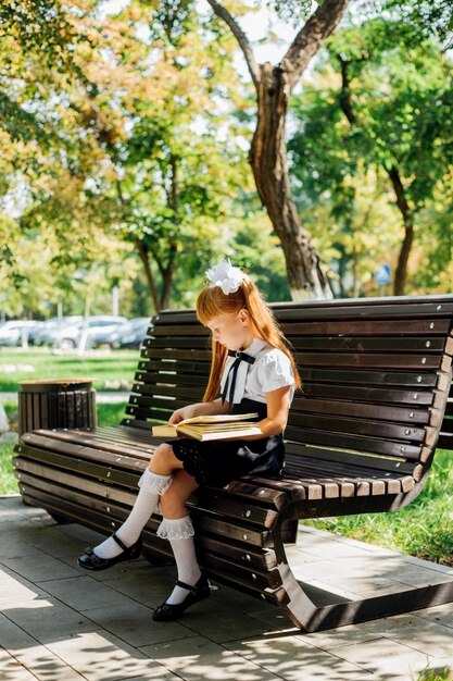 Foto mujer joven sentada en un banco en el parque