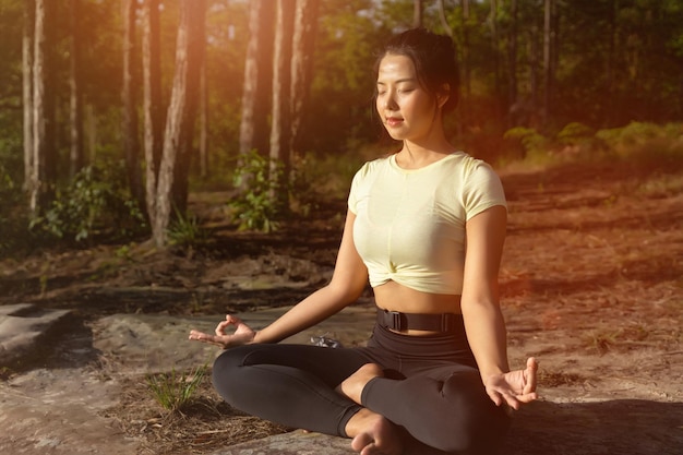 Foto mujer joven sentada en un bosque