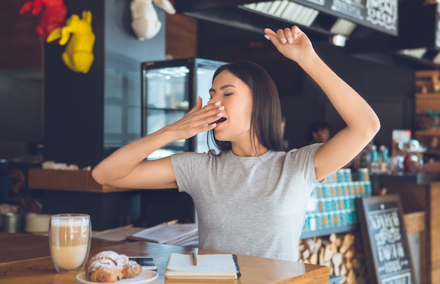 Mujer joven sentada en una cafetería de ocio