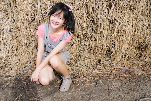 Foto mujer joven sentada en el campo