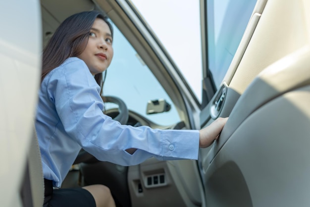 Foto mujer joven sentada en el coche