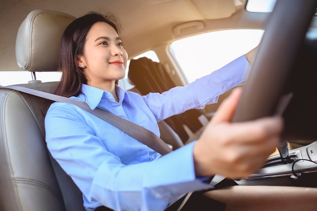 Foto mujer joven sentada en el coche