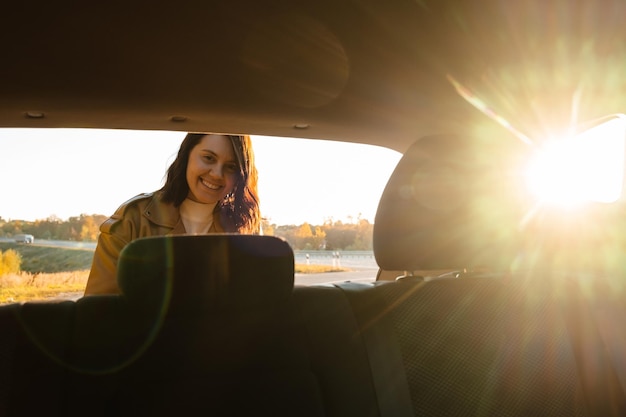 Mujer joven sentada en el coche