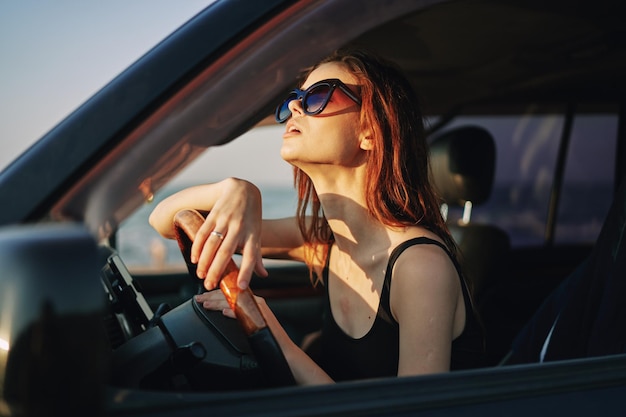 Foto mujer joven sentada en el coche